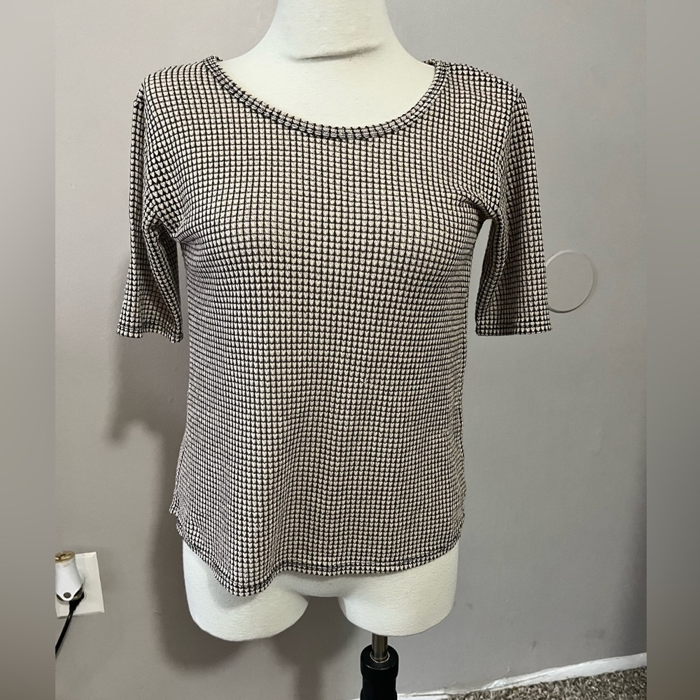 Short sleeve blouse brown color with heart details and zipper back size Large